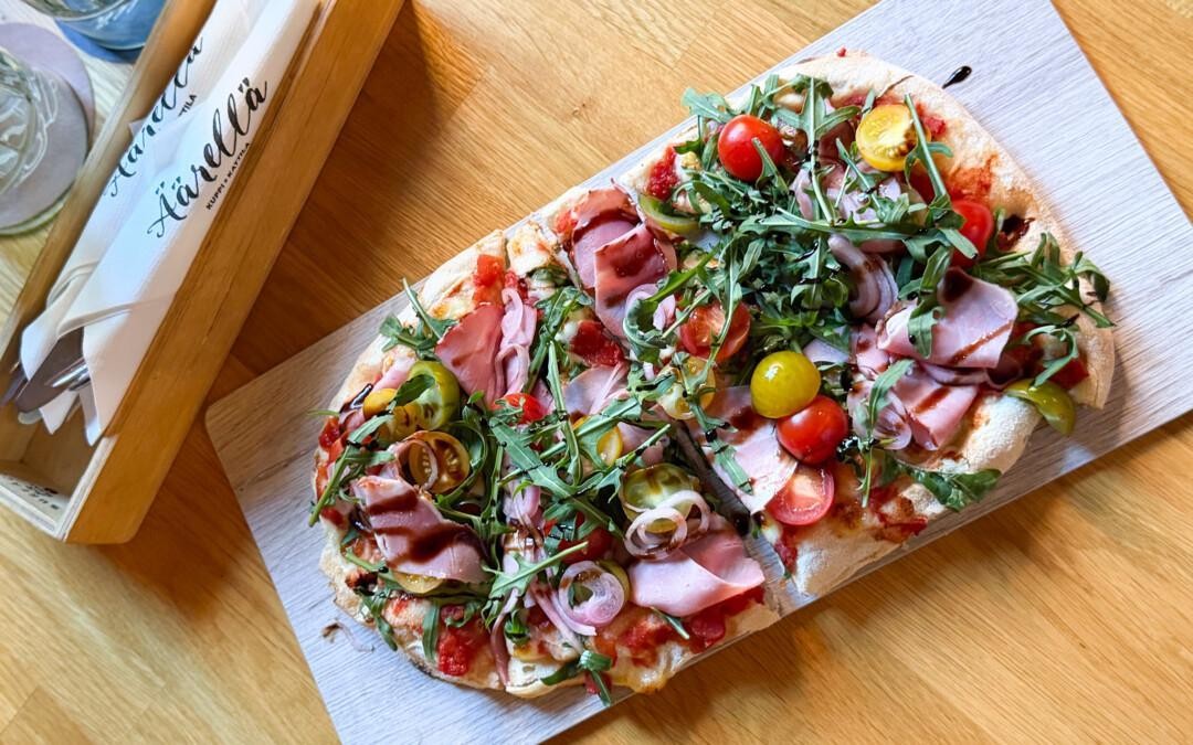 Pinsa tai pizza Äärellä-ravintolassa Seinäjoella