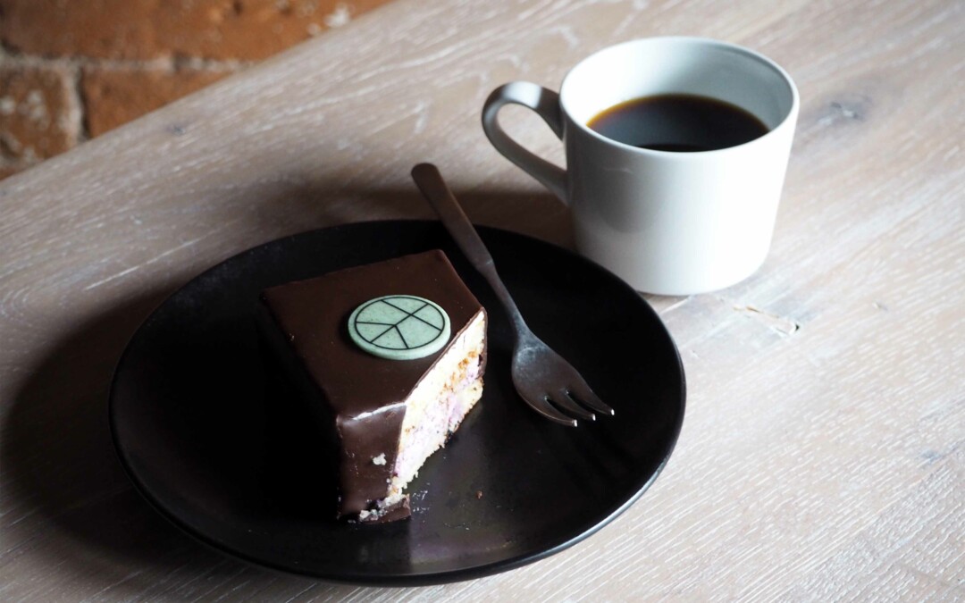 Suklaakakkua lautasella ja kahvikuppi